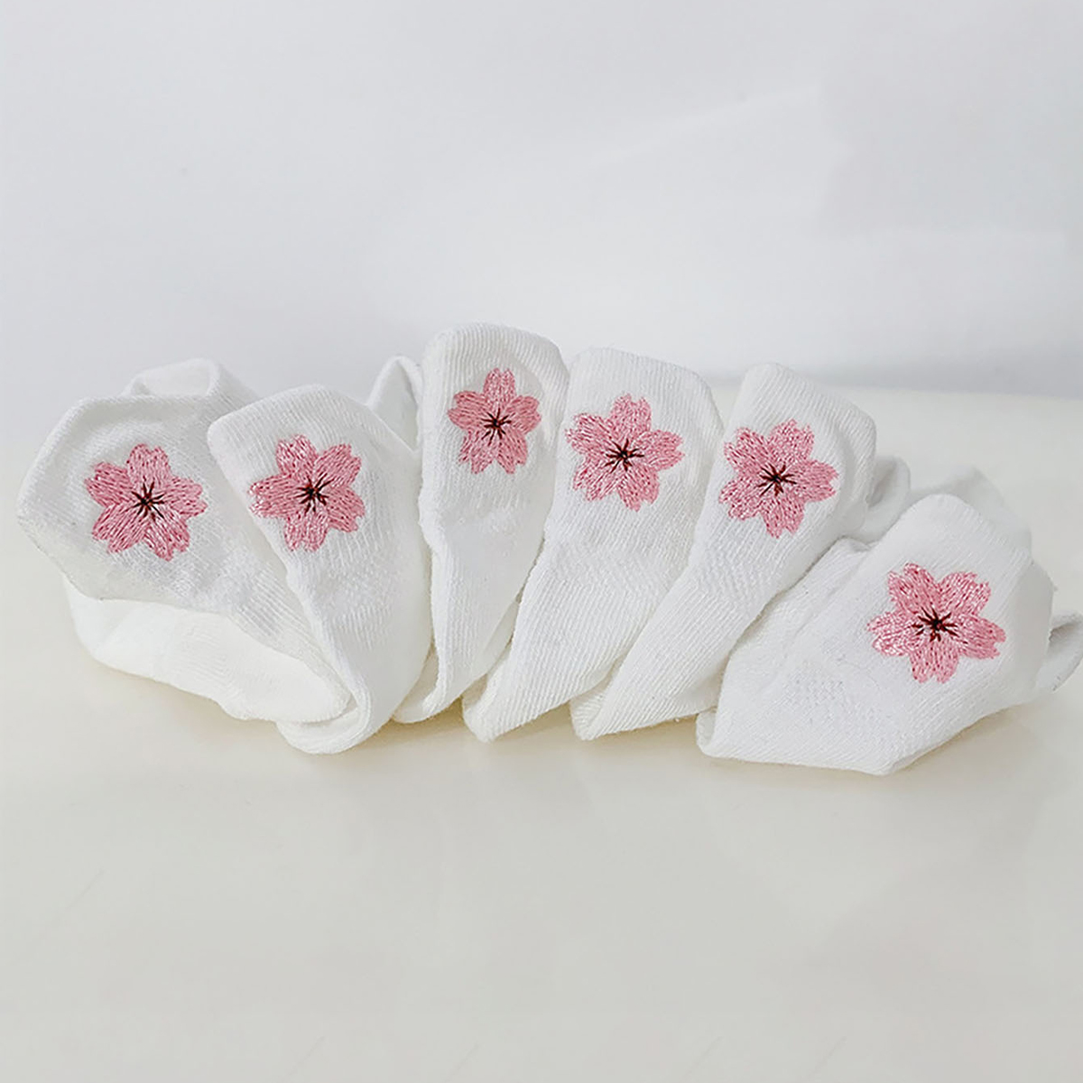 6 par białych skarpetek do kos – Embroidery Moisturizer recenzja i cena